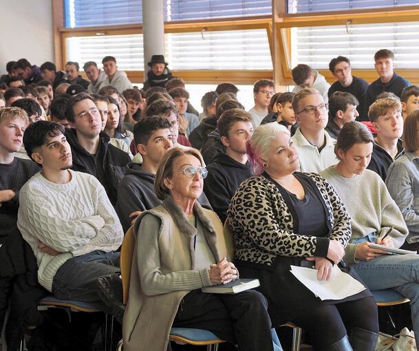 Fast überfüllt, aber zwei Stunden lang still war es im Schulsaal, als Eva Umlauf (vorne links) aufs Podium trat und zu berichten begann.