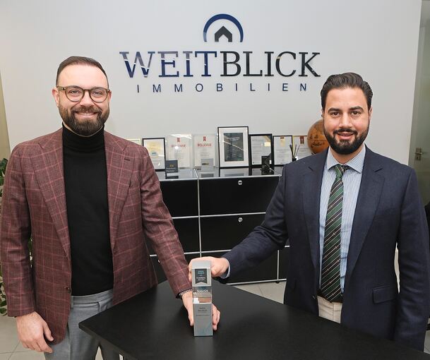Ausgezeichnet: Alexander Wieland und Luciano Bellebuono freuen sich über den Immo Award 2025 in der Kategorie „Makler des Jahres“ für Weitblick Immobilien.