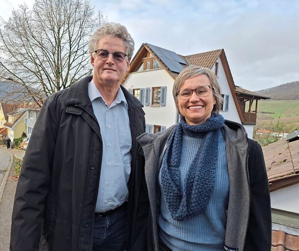 Hans-Georg Hummel und Angela Brüx setzen sich mit der Bürgerinitiative „Energie von hier - Sachsenheim“ für den geplanten Energiepark Alleenfeld ein, den zwei Bürgerentscheide zu Fall bringen wollen.