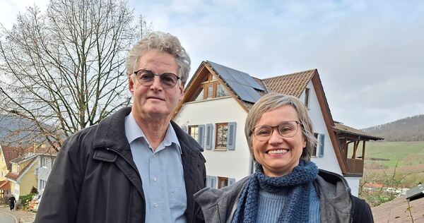 Hans-Georg Hummel und Angela Brüx setzen sich mit der Bürgerinitiative „Energie von hier - Sachsenheim“ für den geplanten Energiepark Alleenfeld ein, den zwei Bürgerentscheide zu Fall bringen wollen.