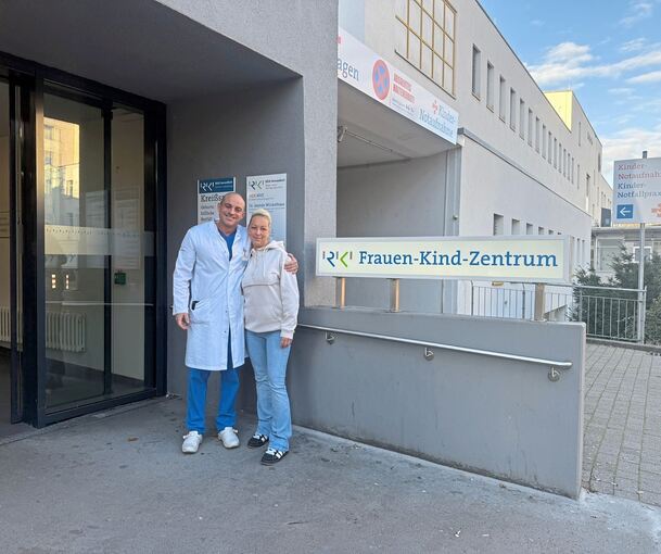 Sabrina F. mit ihrem behandelnden Arzt Prof. Dr. Sebastian Berlit vor dem Ludwigsburger Klinikum.