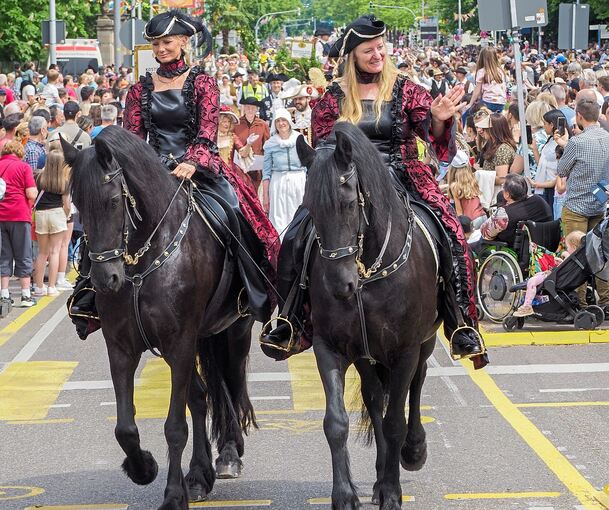 Ein Höhepunkt: Der Pferdemarkt-Umzug ist jedes Jahr dicht gesäumt.
