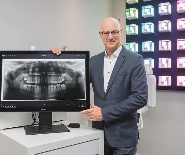 Zeigt, wie KI und digitale Bildgebung die Zahnmedizin revolutionieren: der Vorstandsvorsitzende Martin Dürrstein.