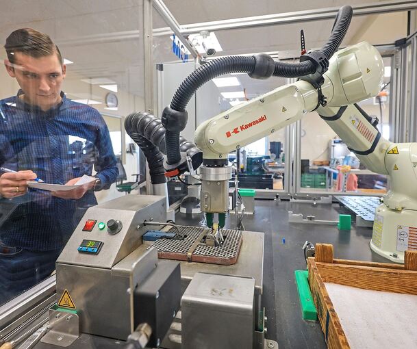 Bald ohne Mensch? Experten erwarten, dass KI auch in Fabriken große Jobverluste mit sich bringen wird.