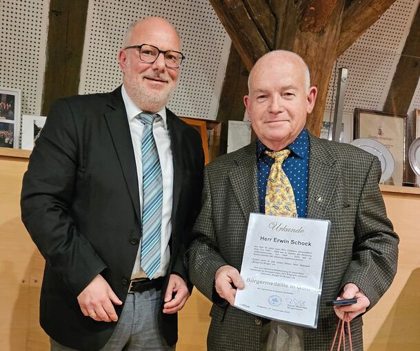 Bürgermeister Rainer Schäuffele zeichnet Erwin Schock aus.