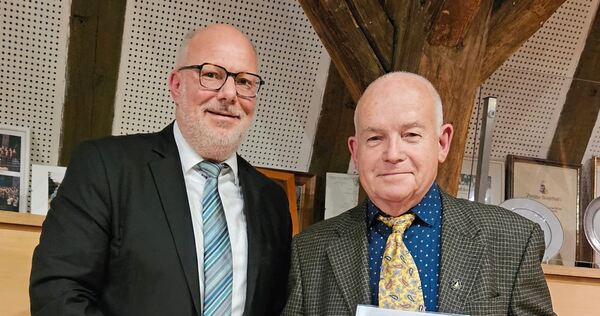 Bürgermeister Rainer Schäuffele zeichnet Erwin Schock aus.