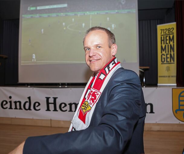 Fließender Übergang vom Public Viewing des Pokalspiels zur Kandidatenvorstellung: VfB-Fan und Bürgermeister Thomas Schäfer will auch in den nächsten acht Jahren die Hemminger Kapitänsbinde tragen.
