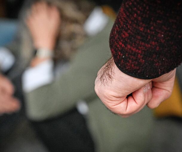 Das unbekannte Trio soll den Jungen geschlagen und getreten haben. Das unbekannte Trio soll den Jungen geschlagen und getreten haben.