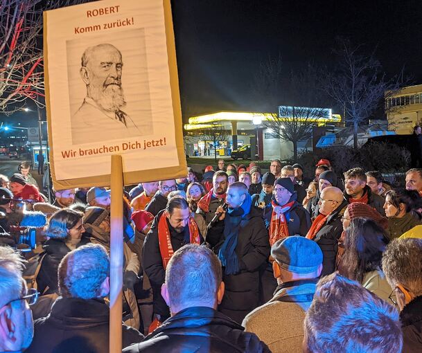Mahnwache in Feuerbach: Bei einer Diskussion am Mittwochabend hält ein Anwesender ein Schild mit dem Bild des Firmengründers Robert Bosch, den Viele mit einer fairen und visionären Firmenkultur in Verbindung bringen. Auf dem Schild steht: „Robert, ko
