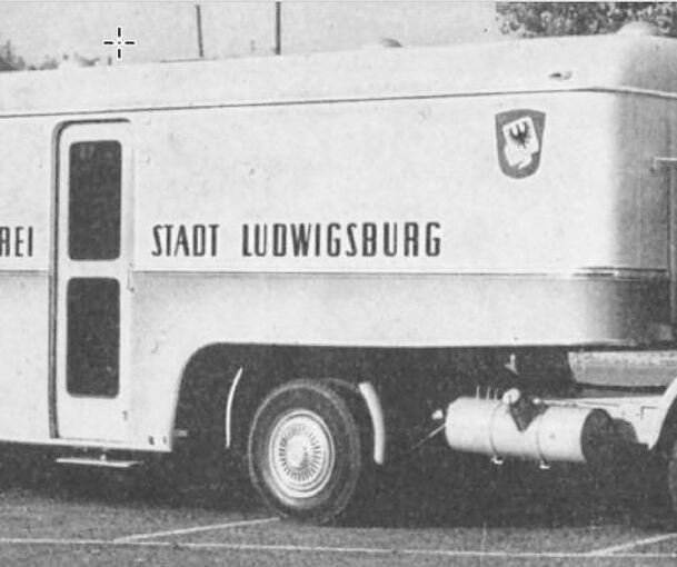 Der Bücherbus ist seit 1958 in Ludwigsburg im Einsatz, wie hier eine Aufnahme aus dem Jahr 1958 zeigt, damals noch unter dem Namen „Autobücherei“.