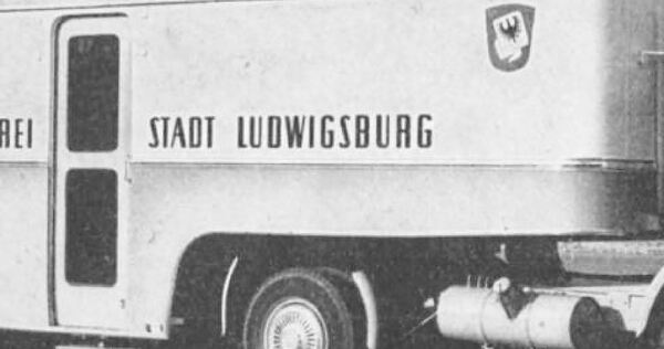 Der Bücherbus ist seit 1958 in Ludwigsburg im Einsatz, wie hier eine Aufnahme aus dem Jahr 1958 zeigt, damals noch unter dem Namen „Autobücherei“.