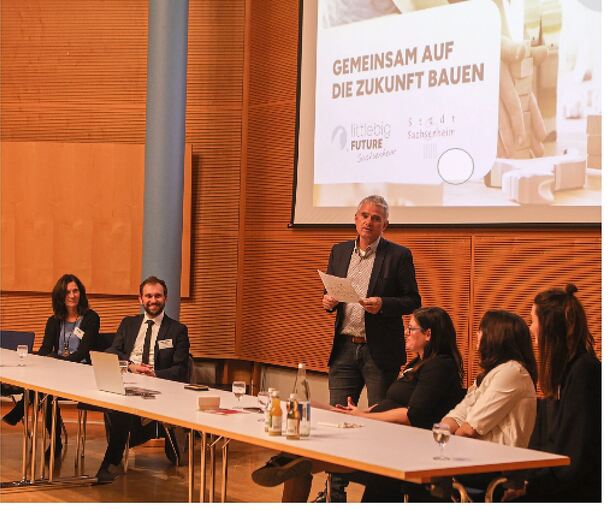 Stadtverwaltung und Vertreter von „littlebigFuture“ stellen das Konzept für die neue Kita in Sachsenheim vor.