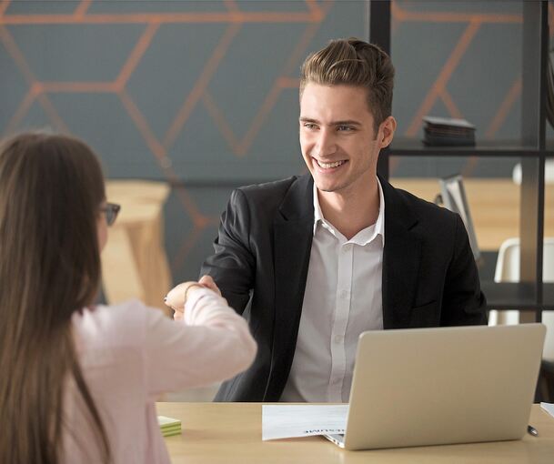 In den persönlichen Kontakt treten.