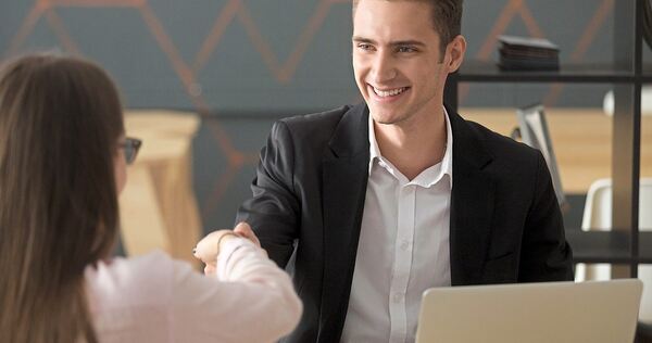 In den persönlichen Kontakt treten.