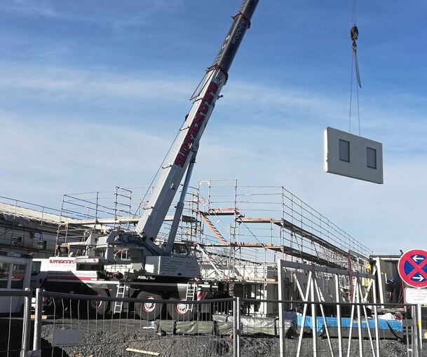 Bis im Mai 2026 sollen die beiden Gebäude für Flüchtlinge und Obdachlose am Ende der Vaihinger Hauffstraße/Steinhaldenweg fertig sein. Anfang November wurde mit dem ersten Haus begonnen.