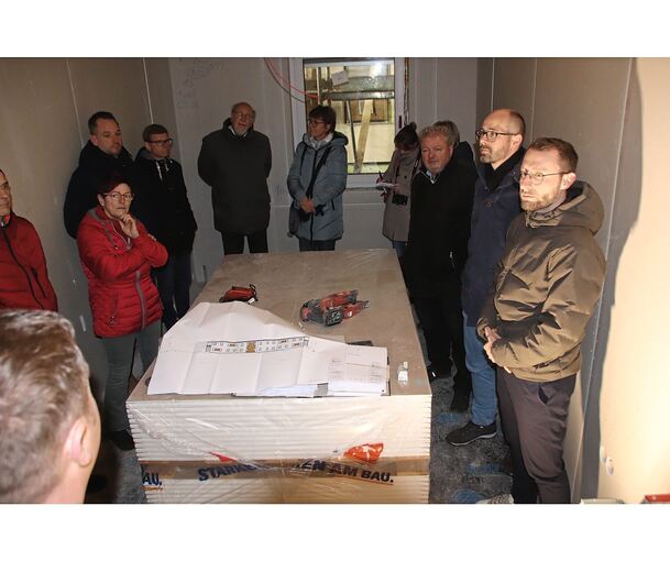 Der Technische Ausschuss des Vaihinger Gemeinderates auf der Baustelle für die Flüchtlings- und Obdachlosenunterkunft.