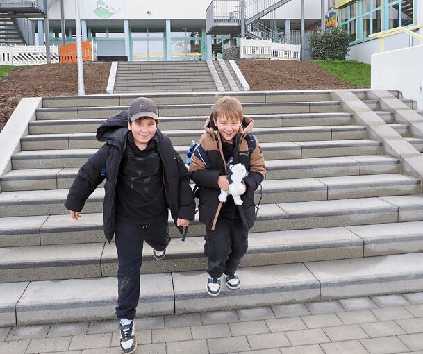 Über die neue Treppenanlage beschwingt in den Mittagsschulschluss.