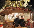 Felipe Manoccio und Karsel Yerdeleni bieten auf dem Weihnachtsmarkt besondere Pommes an.