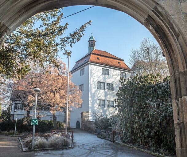 Das Schloss Oßweil gehört zu eines der Sehenswürdigkeiten vom Stadtteil.
