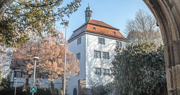 Das Schloss Oßweil gehört zu einem der Sehenswürdigkeiten vom Stadtteil.