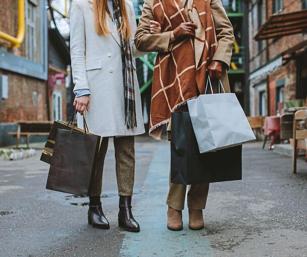 Rabatte vor Weihnachten locken zum Einkauf.