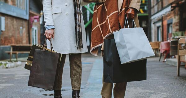 Rabatte vor Weihnachten locken zum Einkauf.