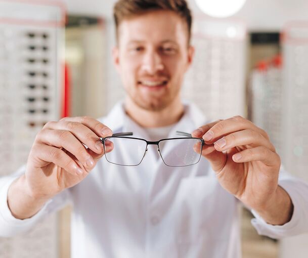 Wer eine Brille kauft, hat viele Entscheidungen zu treffen.