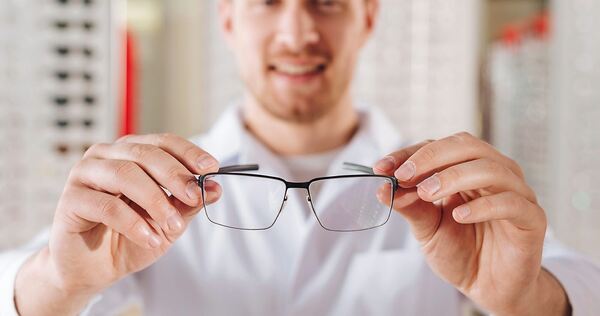 Wer eine Brille kauft, hat viele Entscheidungen zu treffen.