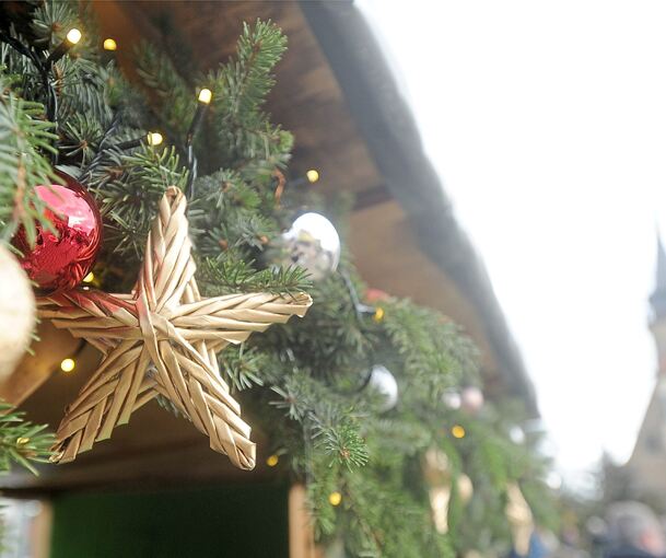 Festlich geschmückte Stände sorgen für weihnachtliche Stimmung in Ingersheim.