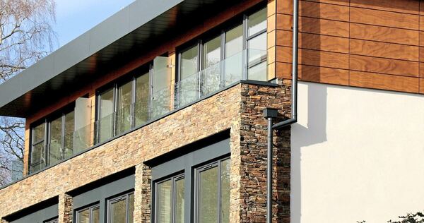 Von der Auswahl hochwertiger Kunststofffensterprofile bis hin zu Tipps zur Förderung - bei den Experten erhält man die richtigen Tipps für einen perfekten Fenstertausch.