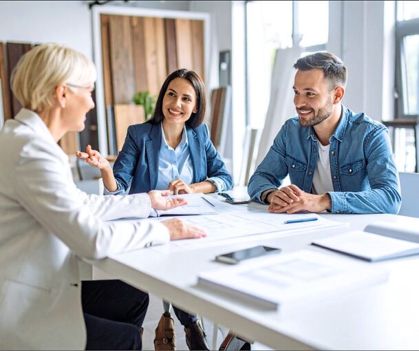 Von der Auswahl hochwertiger Kunststofffensterprofile bis hin zu Tipps zur Förderung - bei den Experten erhält man die richtigen Tipps für einen perfekten Fenstertausch.