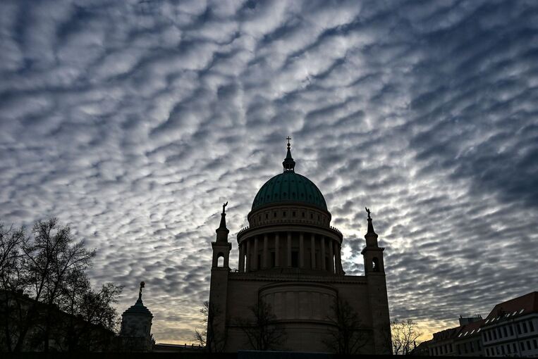 Wolken über der Nikolaikirche