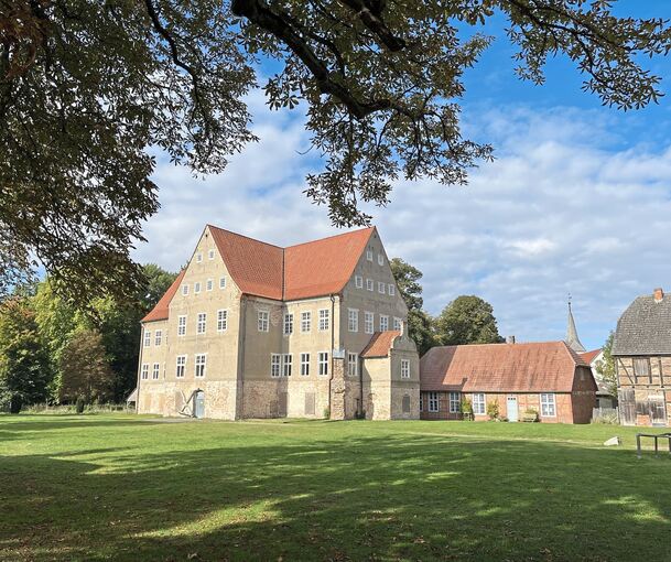 Schloss Ludwigsburg in Loissin ist eine Gutshofanlage mit einem Renaissance-Bau (links), einem Verwalterhaus (Mitte) und einer Schlosskapelle (nicht im Bild).