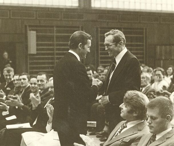 Landrat Dr. Ulrich Hartmann links gratuliert dem ersten Bürgermeister Walter Seiler.