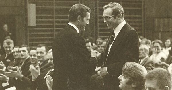 Landrat Dr. Ulrich Hartmann links gratuliert dem ersten Bürgermeister Walter Seiler.