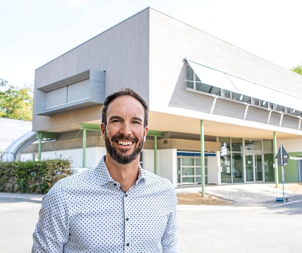 Der amtierende Bürgermeister Alexander Noak vor dem neuen Anbau der Kita Kallenberg.