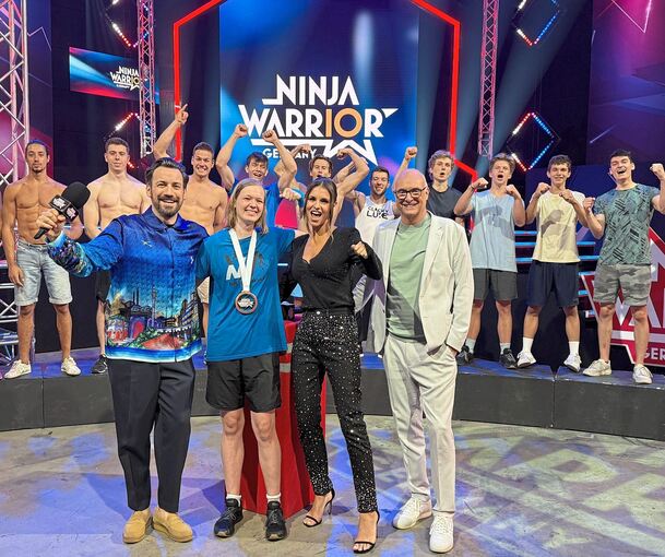 Nicola Wulf (blaues T-Shirt) lässt sich von den Moderatoren feiern.