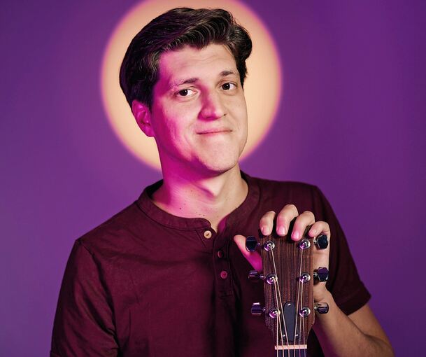 Keiner wird aus kapitalistischen Gründen Liedermacher: Falk.