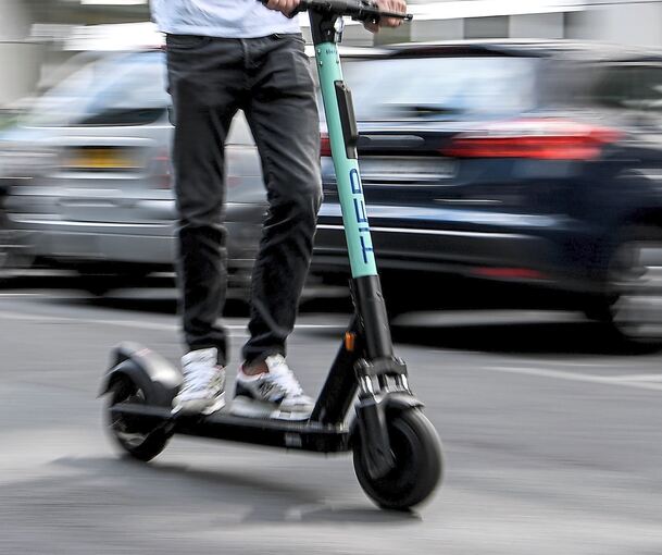 Der Unbekannte hat erst ein Pedelec mitgenommen, dann einen E-Scooter.