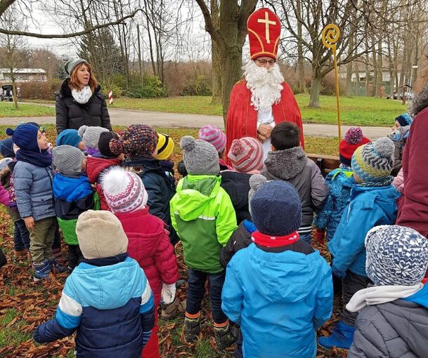 Klaus Bender als der Heilige Nikolaus inmitten der Kinderschar aus dem Osterholz-Kindergarten.
