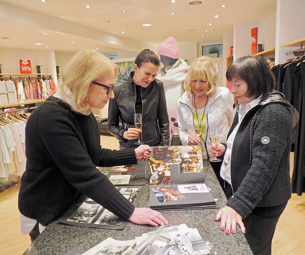 Jasmin Imle, Melanie Zint, Rosmarie Mayer und Gisela Torlitz (von links) blättern in alten Fotoalben und schwelgen in Erinnerungen.