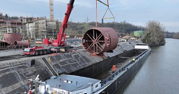 „Resonare“ hieß das Schiff, mit dem am Mittwoch der Ofen für die Klärschlammverbrennung geliefert wurde.