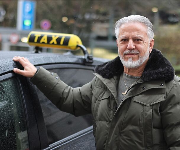 Fährt seit fast drei Jahrzehnten Taxi: Mehran Saghdoshpey in Ludwigsburg an seinem Fahrzeug.