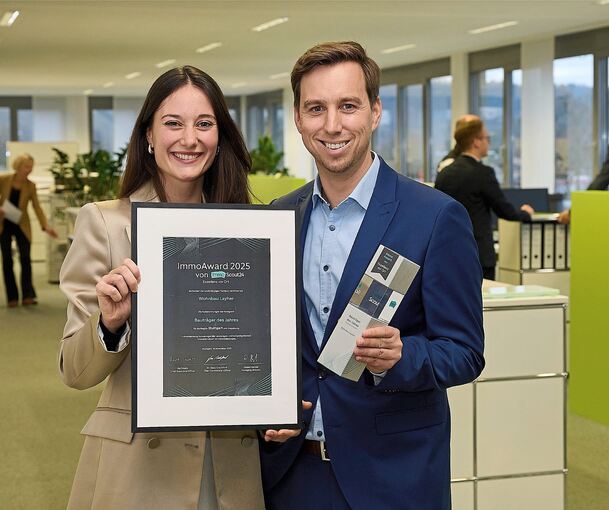 Constanze und Philipp Layher mit dem Immo Award 2025.