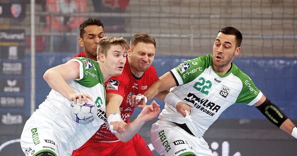 HCOB-Schlüsselspieler Timm Buck (links) im Zweikampf mit Fabian Wiederstein (M.).