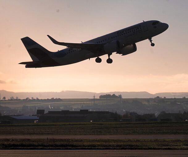 Ein Flugzeug startet am frühen Morgen vom Flughafen in Stuttgart.