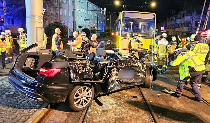 Stadtbahn entgleist nach Unfall in Stuttgart