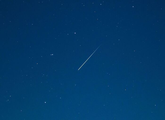 Meteorstrom der Geminiden am Nachthimmel