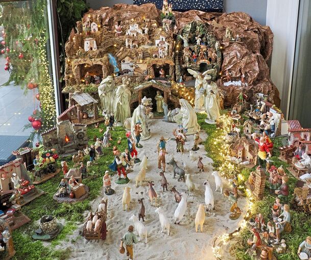 Die Weihnachtskrippe steht geschützt unter den Arkaden.