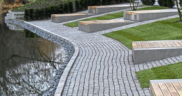 Ein klar eingefasstes Ufer und Sitzmöglichkeiten am Salamandersee verbessern die Aufenthaltsqualität in der grünen Lunge der Stadt.